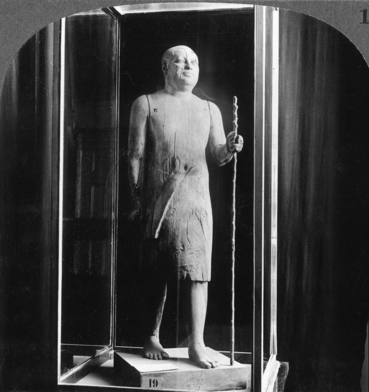 Kuuluisa puinen patsas nimeltä Sheik-el-Beled, Kairo, Egypti, 1905. tekijältä Underwood and Underwood