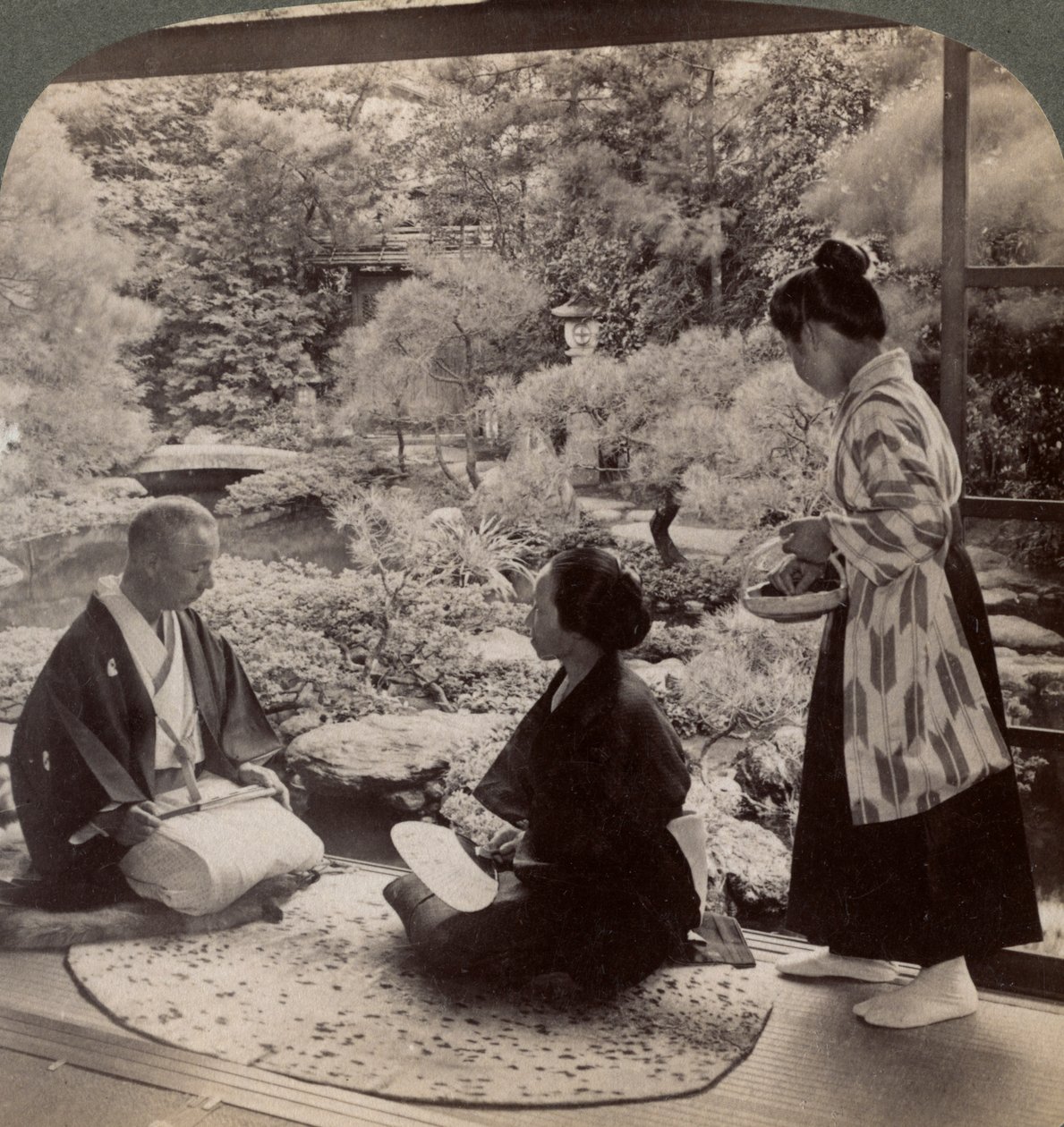 Taideteollisuuden johtajan Y Namikawan kodin puutarhat, Kioto, Japani, 1904 tekijältä Underwood and Underwood