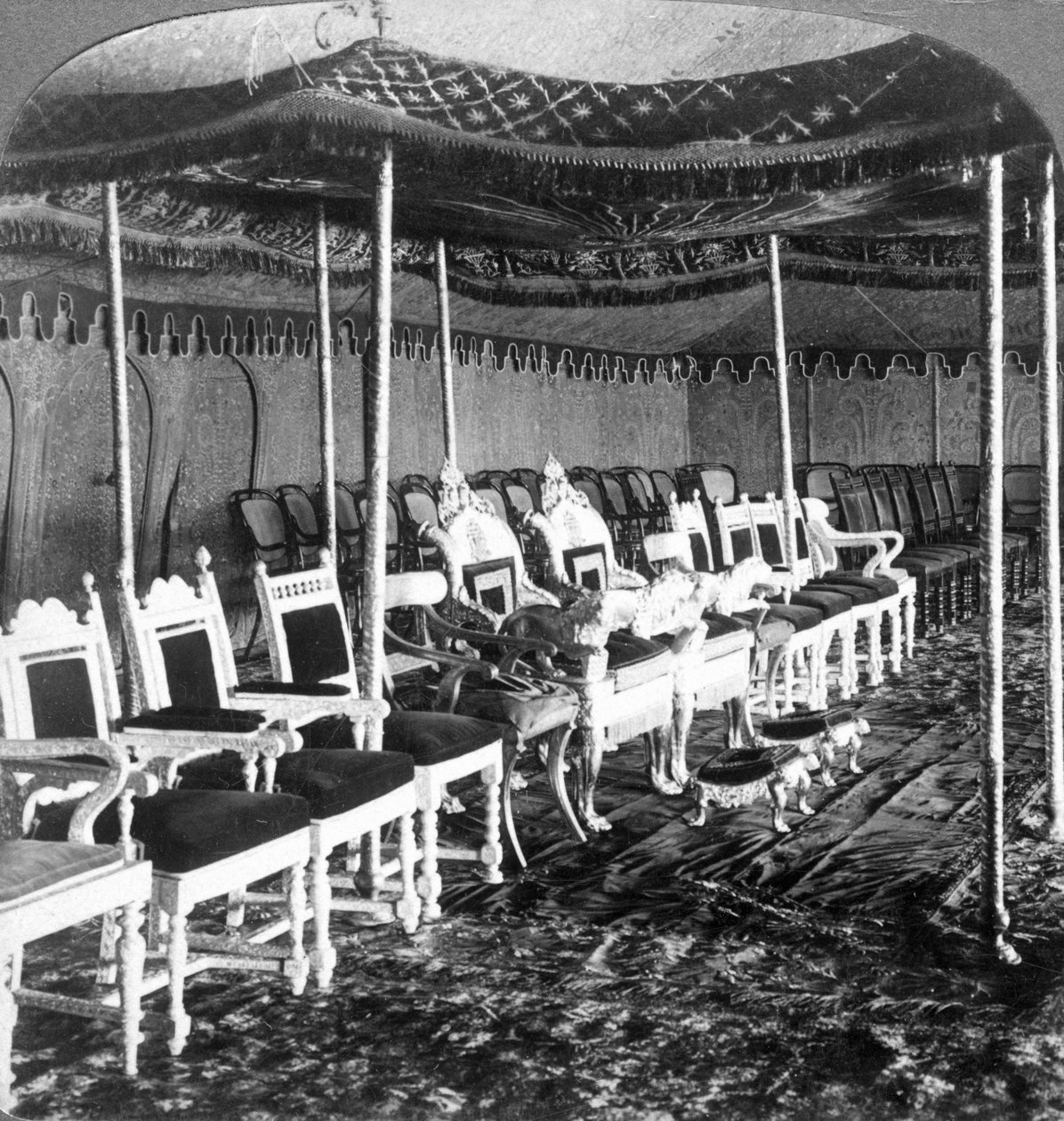 Kultainen katos Kashmirin Maharajan Durbar-teltassa Delhissä Intiassa, 1903. tekijältä Underwood and Underwood