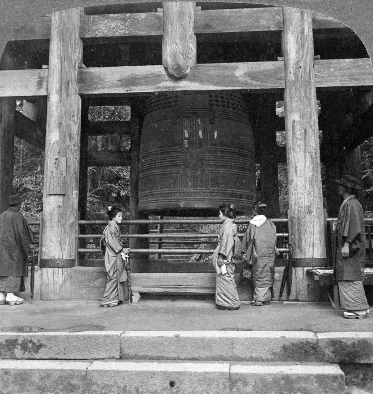 Chion-in-temppelin suuri kello, Kioto, Japani, 1904. tekijältä Underwood and Underwood