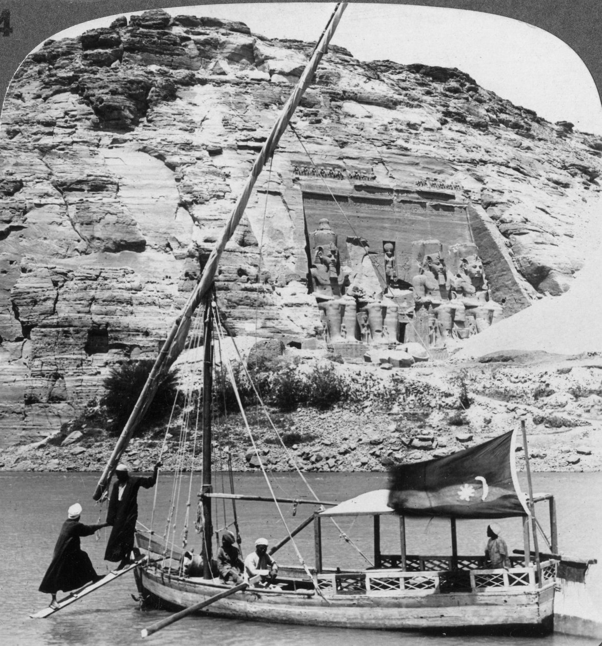 Abu Simbelin luolatemppeli Niililtä nähtynä, Egypti, 1905. tekijältä Underwood and Underwood