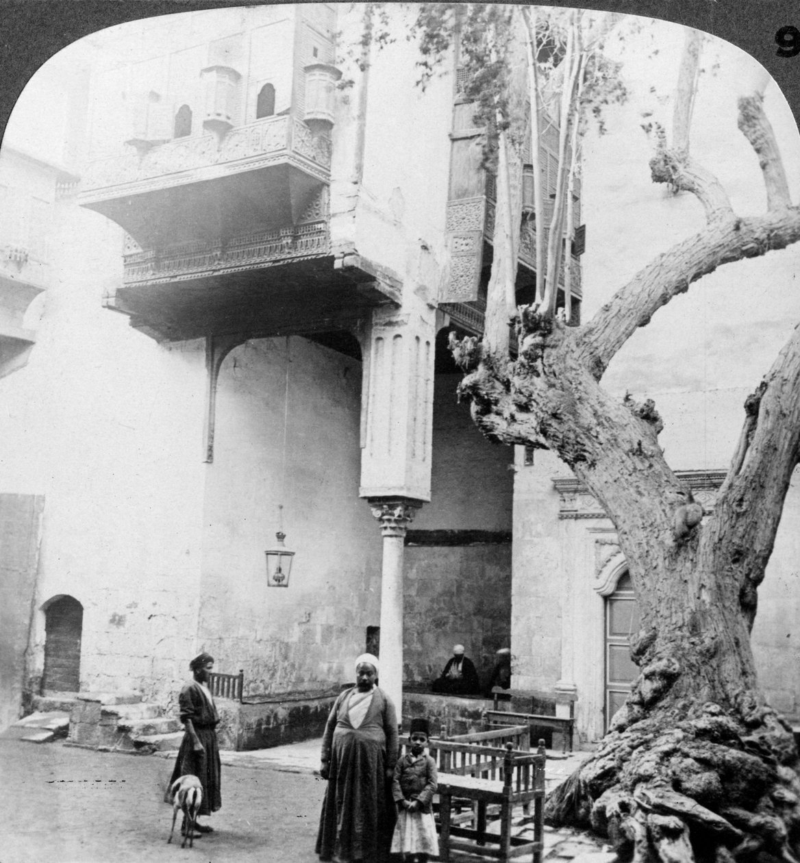 Haaremin ikkunat varakkaan Cairenes-talon pihalla, Kairossa, Egyptissä, 1905. tekijältä Underwood and Underwood