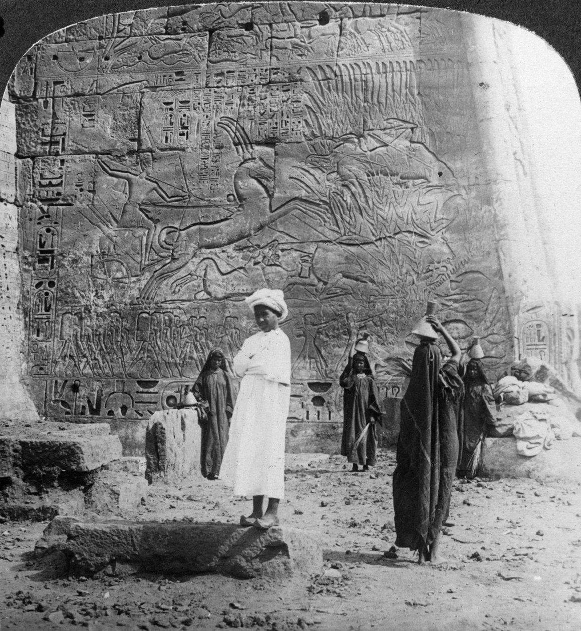 Temppeliseinään veistetyn villin härän metsästys Medinet Habussa, Thebes, Egypti, 1905. tekijältä Underwood and Underwood