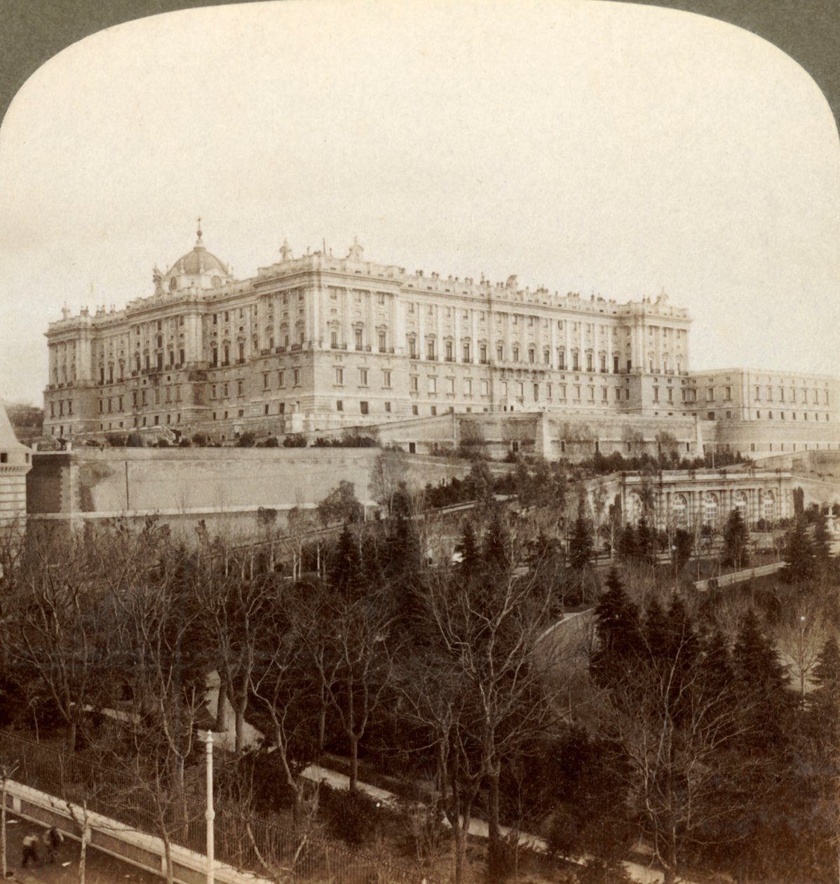 Vaikuttava kuninkaallinen palatsi ja Royal Park Campo del Moro...Madrid, Espanja, 1902. tekijältä Underwood and Underwood