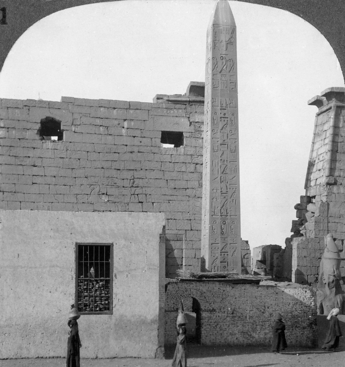 Ramses II:n obeliski ja Luxorin temppelin etuosa, Thebes, Egypti, 1905. tekijältä Underwood and Underwood