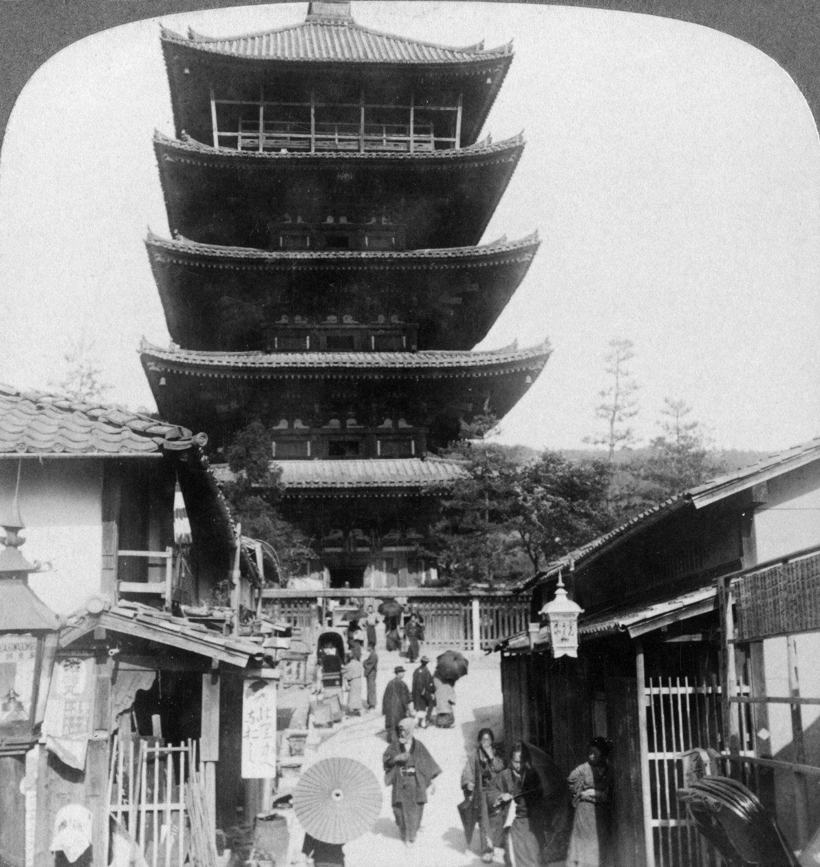 Viisikerroksisen Yasaka-pagodin länsipuoli, Kioto, Japani, 1904. tekijältä Underwood and Underwood