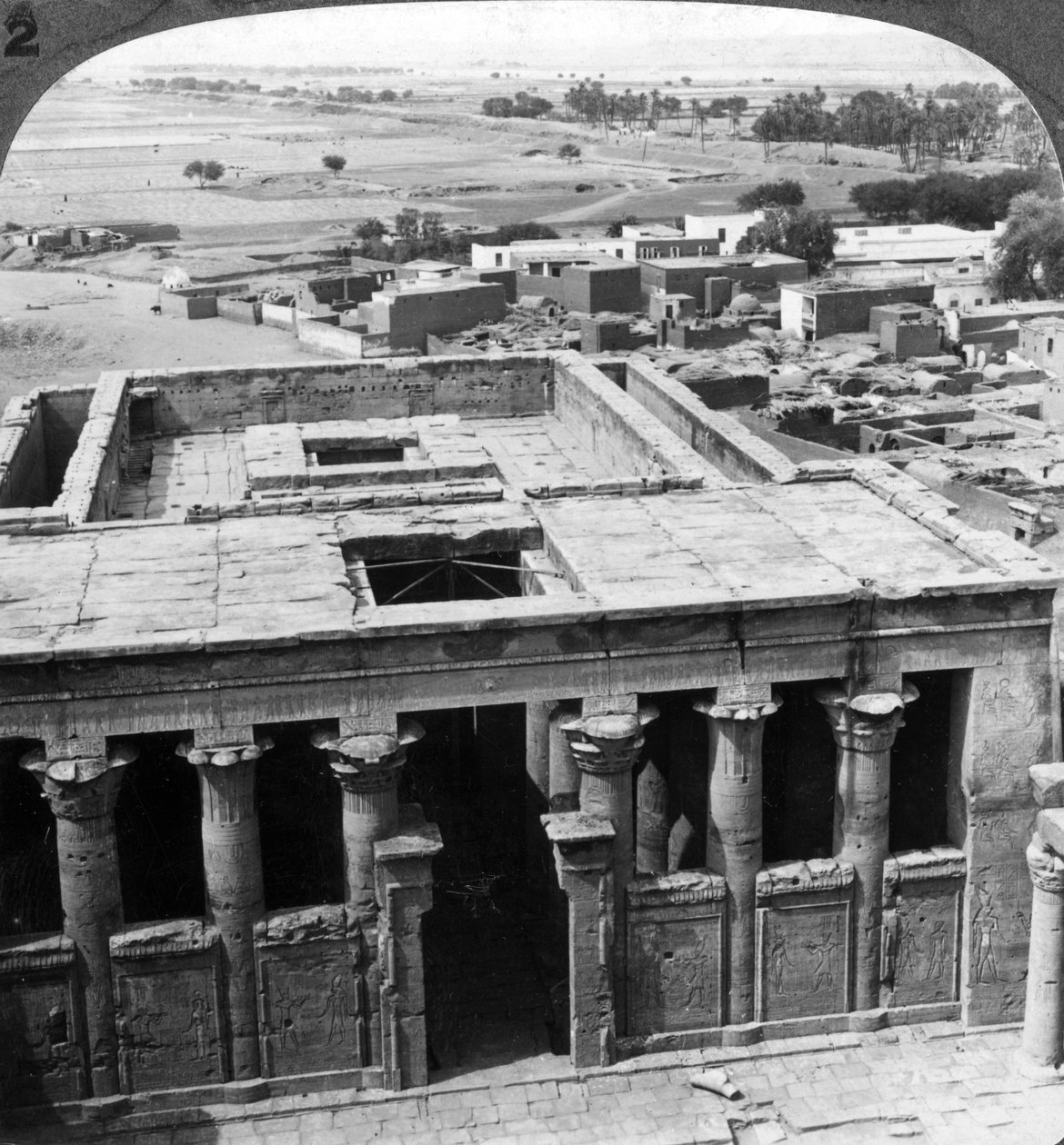 Ihanasti säilynyt temppeli Edfussa Egyptissä, 1905. tekijältä Underwood and Underwood