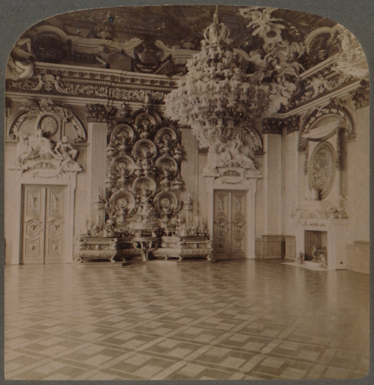 Throne Room, Kuninkaallinen palatsi, Berliini, lautasilla ladattu senkki ja kuninkaalliset koristeet, Saksa, 1903 tekijältä Underwood and Underwood