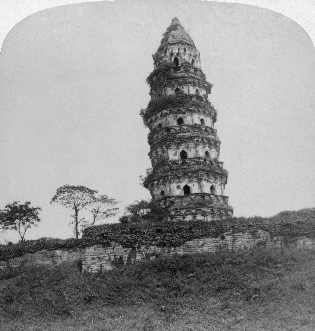Tiger Hillin pagodi, kalteva torni, Soo-Chow Suzhou, Kiina, 1900 tekijältä Underwood and Underwood