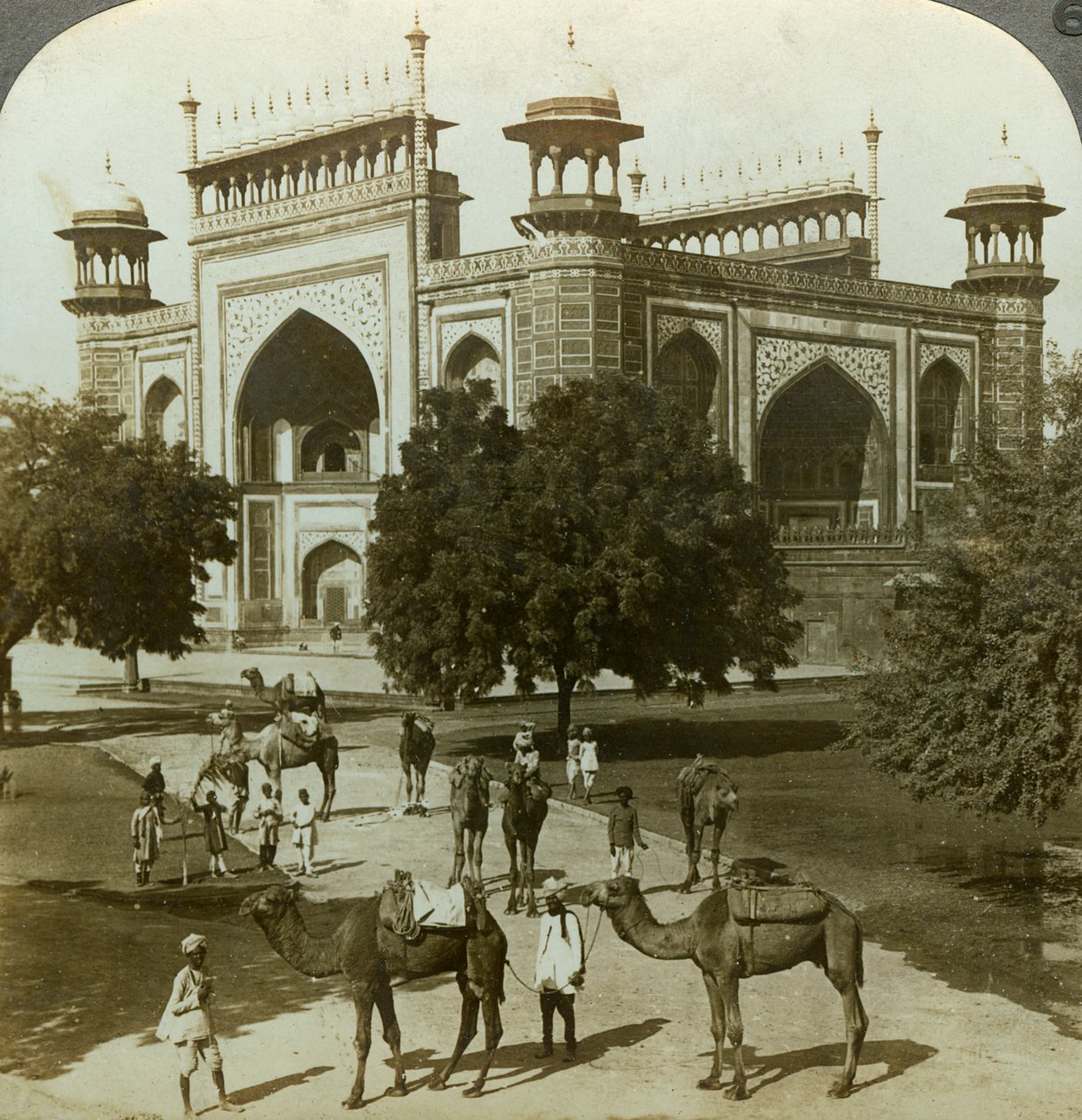 Akbarin hauta, Sikandarah, Uttar Pradesh, Intia, 1900-luku. tekijältä Underwood and Underwood