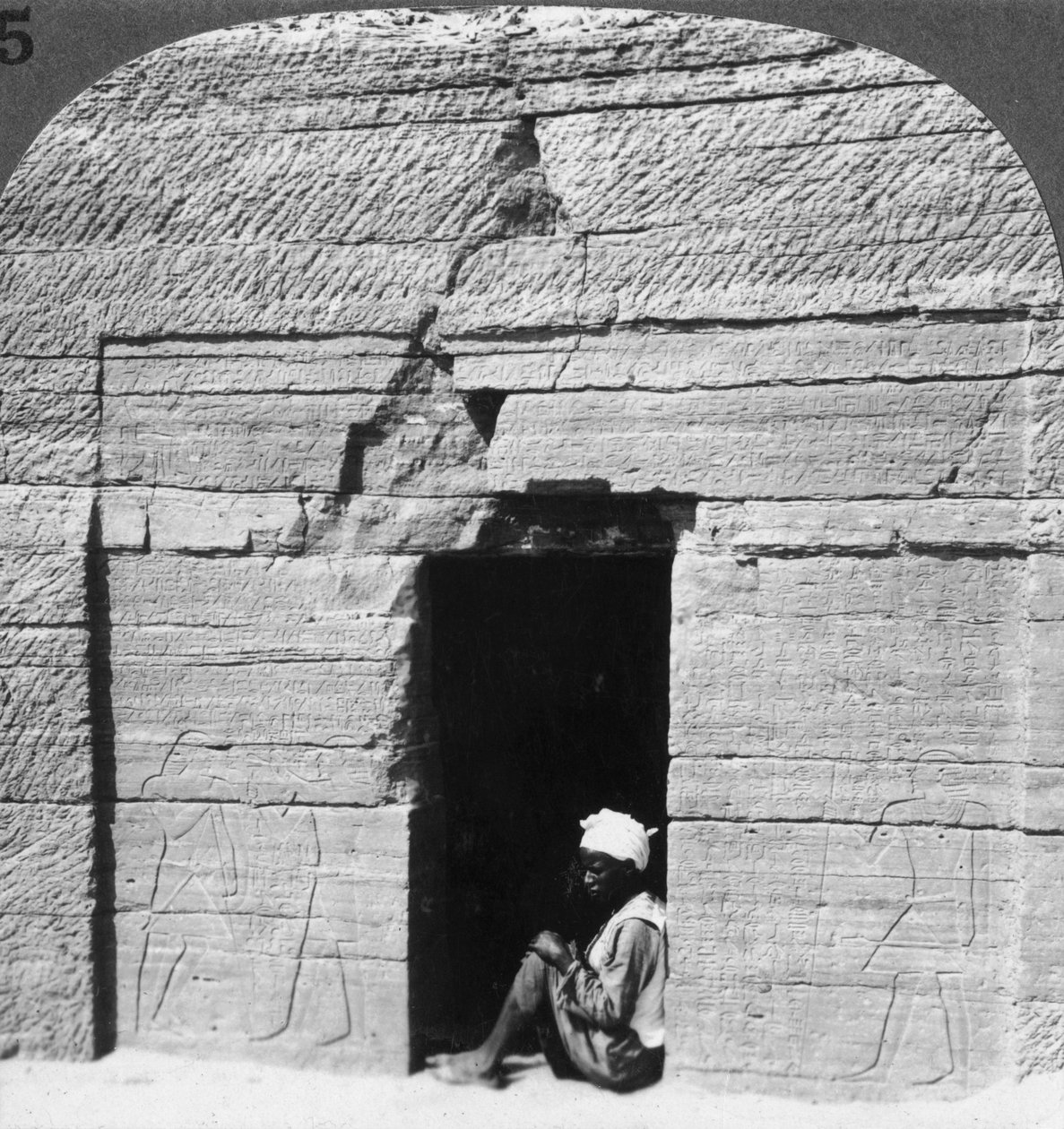 Harkhufin hauta, rajaparonin pyramidinrakentajien päivinä, Assuan Aswan, Egypti, 1905. tekijältä Underwood and Underwood