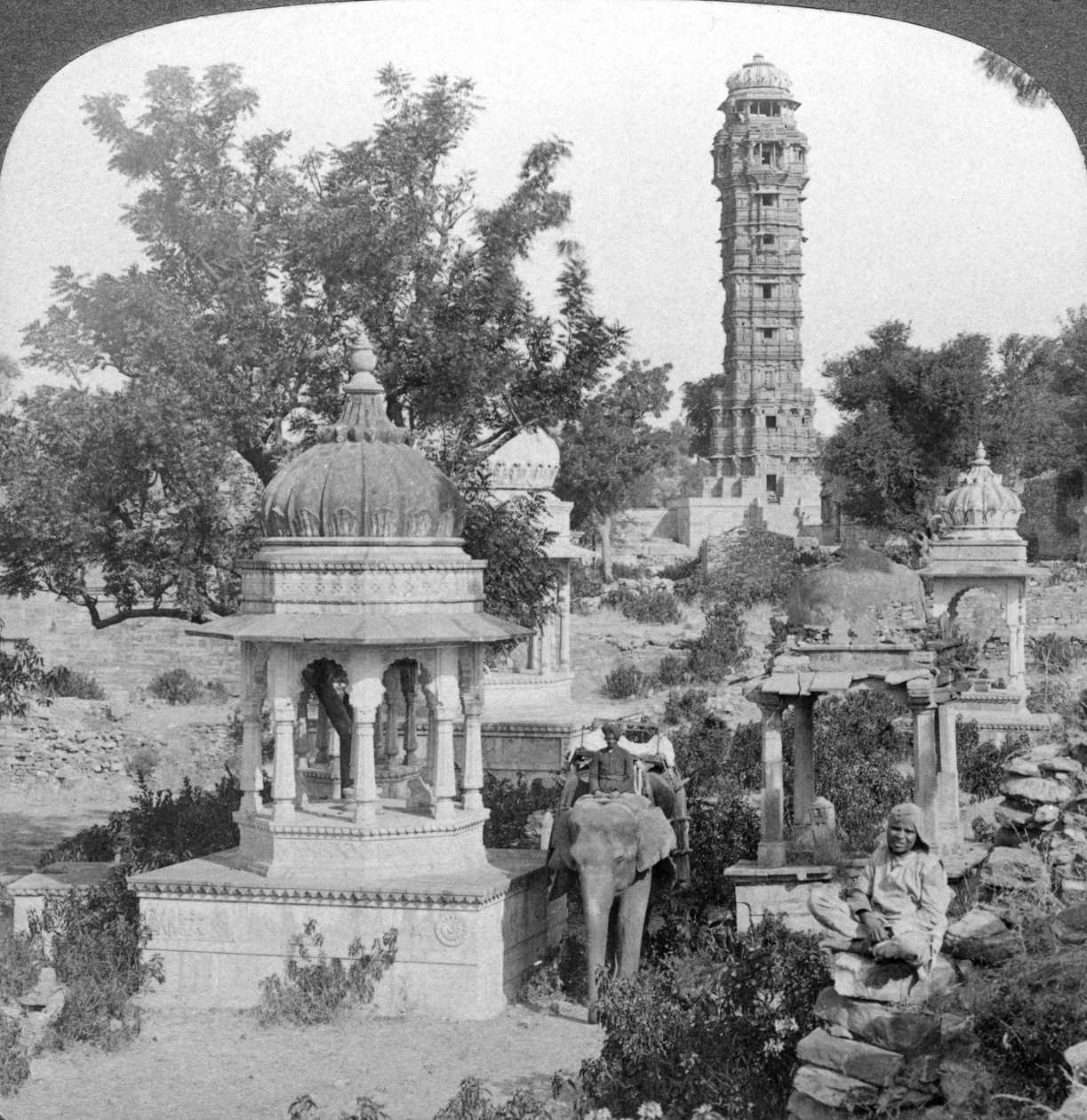 Voiton torni ja kuninkaalliset kenotafit, Chittaurgarh, Intia, 1904. tekijältä Underwood and Underwood