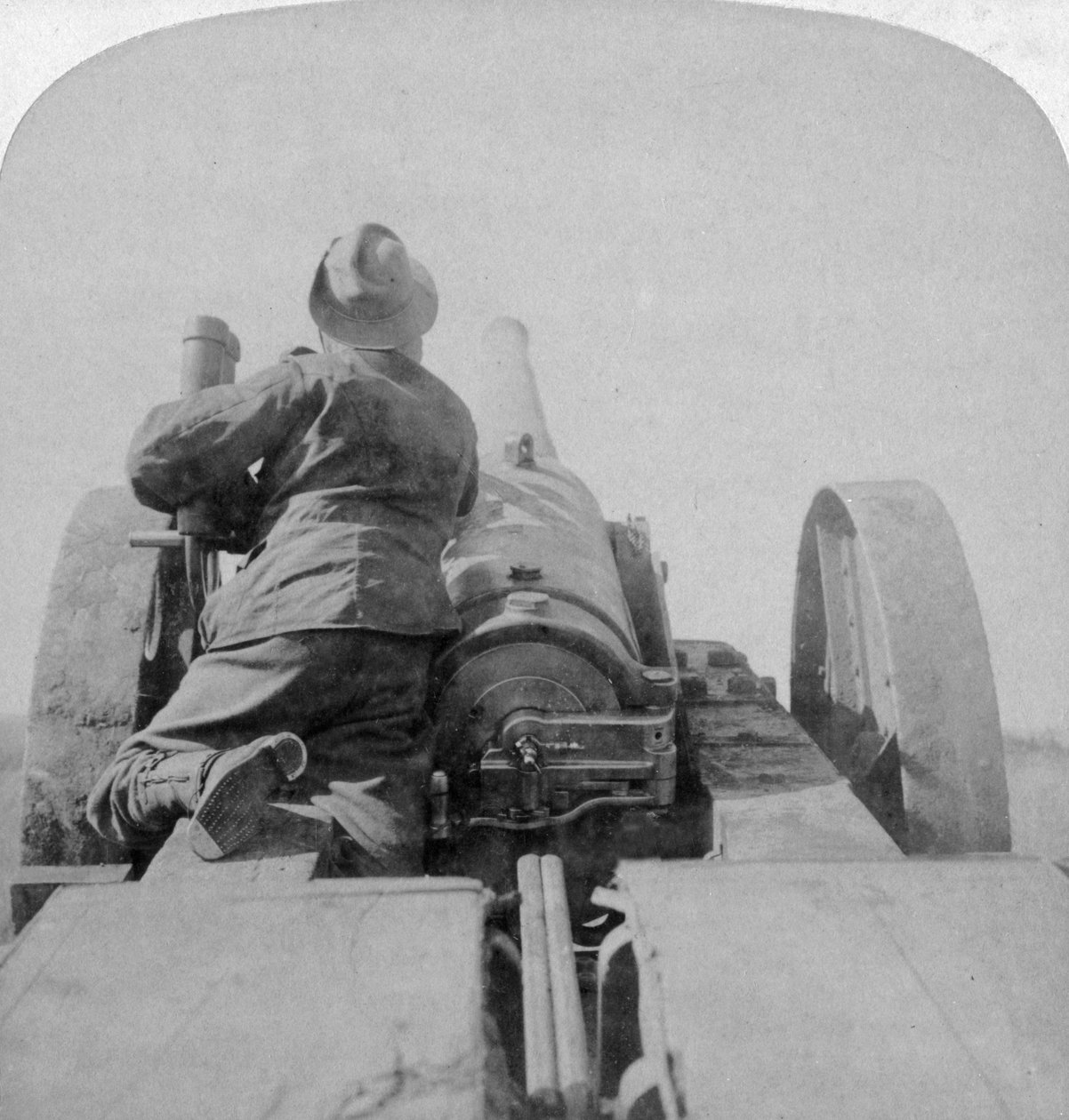 Yhden HMS Monarchsin 4,7 tuuman tykkien harjoittelu Pretorian linnoituksissa Etelä-Afrikassa, 4. kesäkuuta 1900. tekijältä Underwood and Underwood