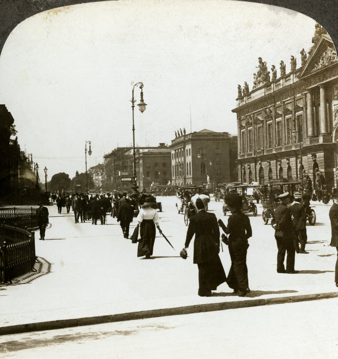 Unter den Linden, Berliini, Saksa. tekijältä Underwood and Underwood