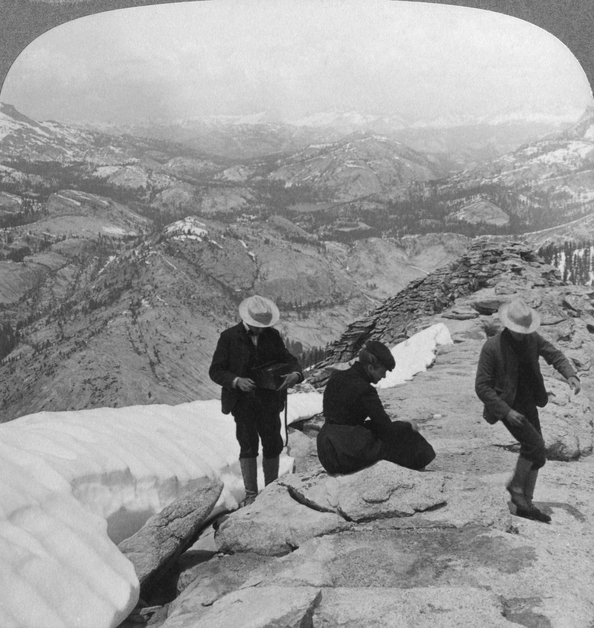 Näkymä pilvistä Lepää Tenaya-järven yli kaukaiseen Matterhorniin, Kaliforniaan, USA:han, 1902 tekijältä Underwood and Underwood