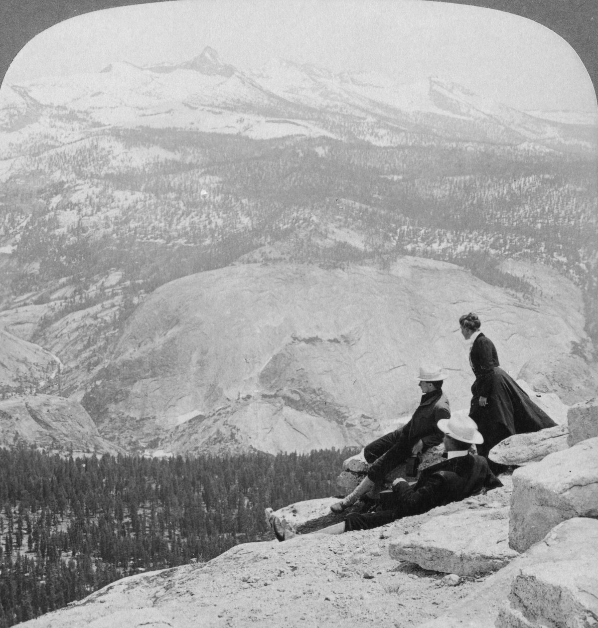 Näkymä pilvistä Levätä Little Yosemite Valleyn yli Mount Clarkiin, Kaliforniaan, USA, 1902 tekijältä Underwood and Underwood
