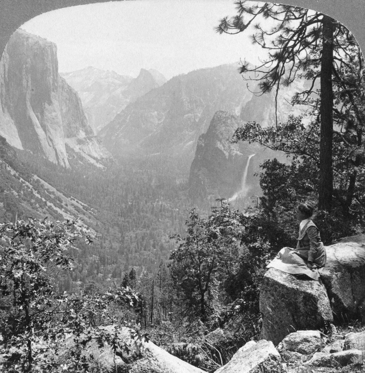 Näkymä Inspiration Pointista Yosemite Valleyn kautta, Kalifornia, USA, 1902. tekijältä Underwood and Underwood