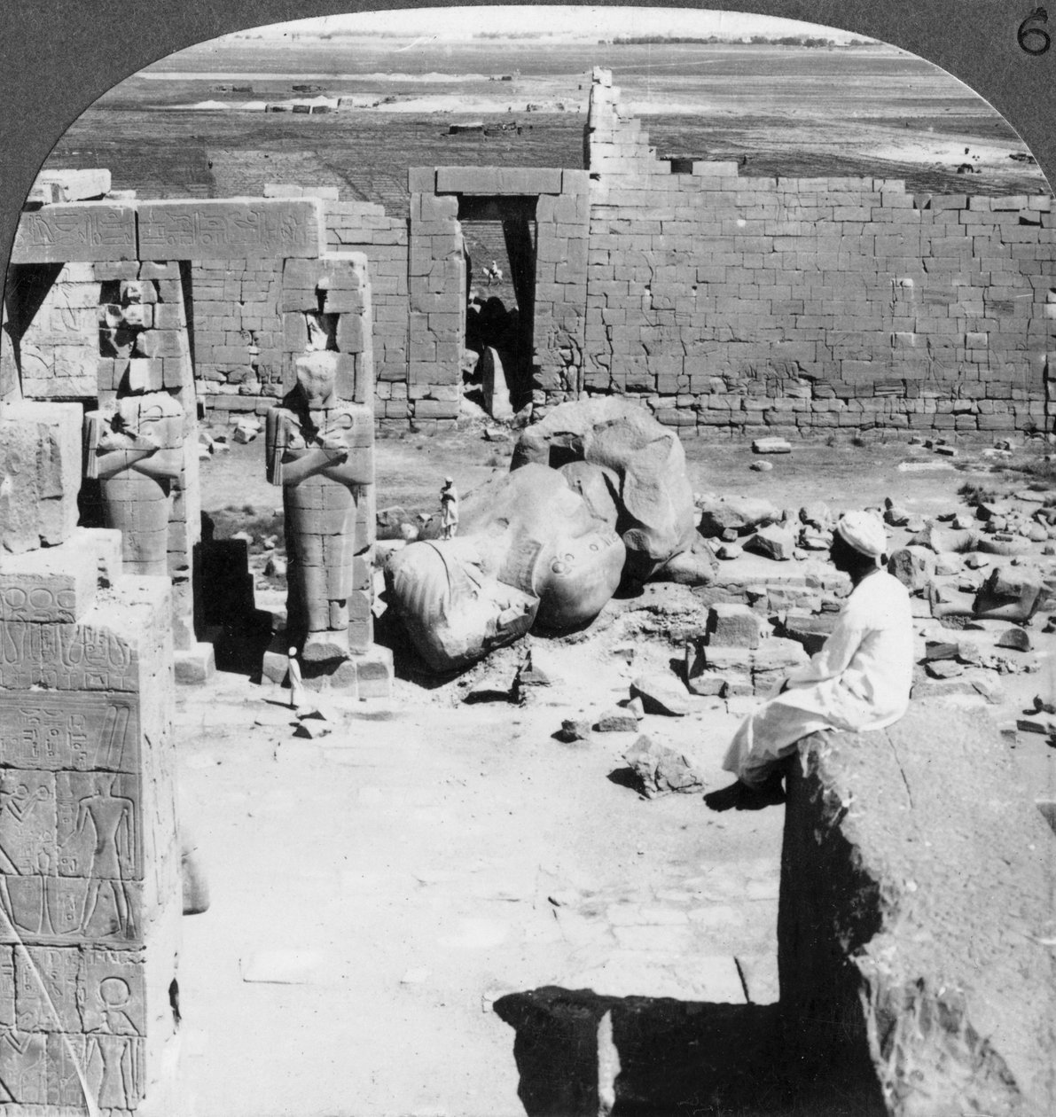 Näkymä Ramesseumista kaakkoon Thebes-tasangon yli, Egypti, 1905. tekijältä Underwood and Underwood