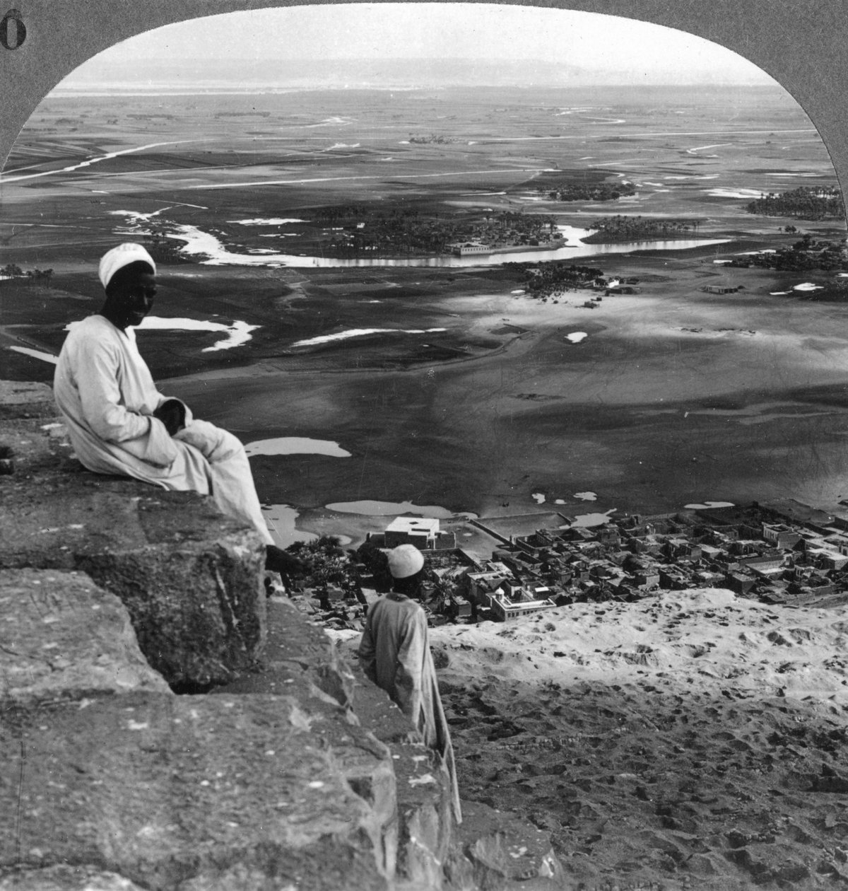Näkymä Suuren pyramidin huipulta, Giza, Egypti, 1905. tekijältä Underwood and Underwood