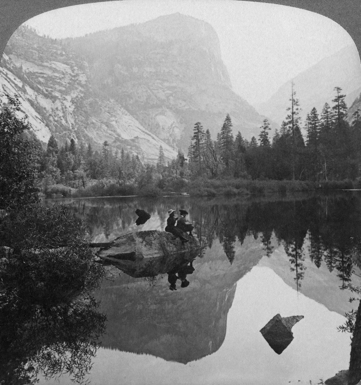 Näkymä Mirror Lakesta, näkymä Mount Watkinsiin, Yosemite, Kalifornia, USA, 1902 tekijältä Underwood and Underwood
