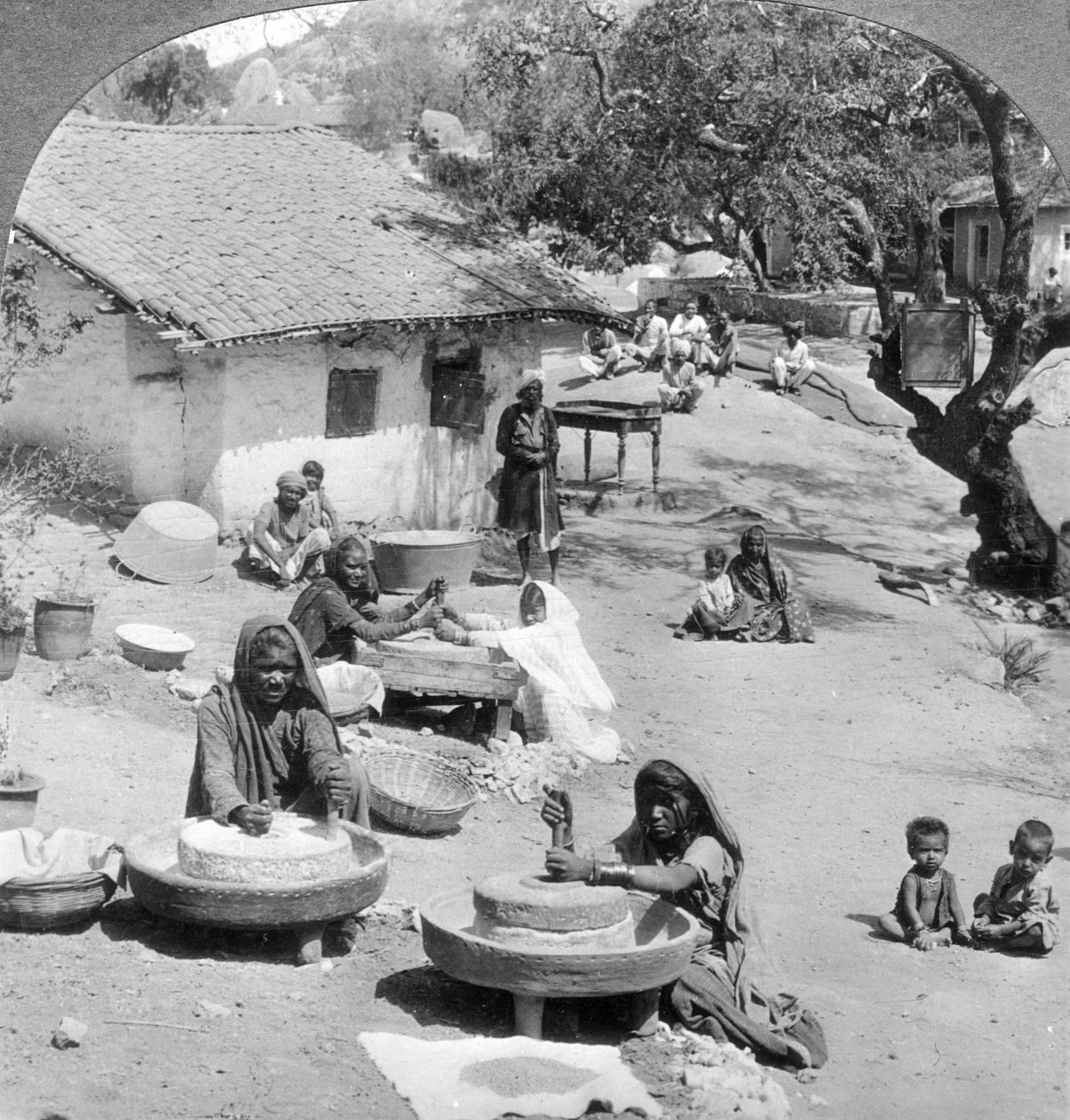 Kyläelämää, Intia, 1900-luku. tekijältä Underwood and Underwood