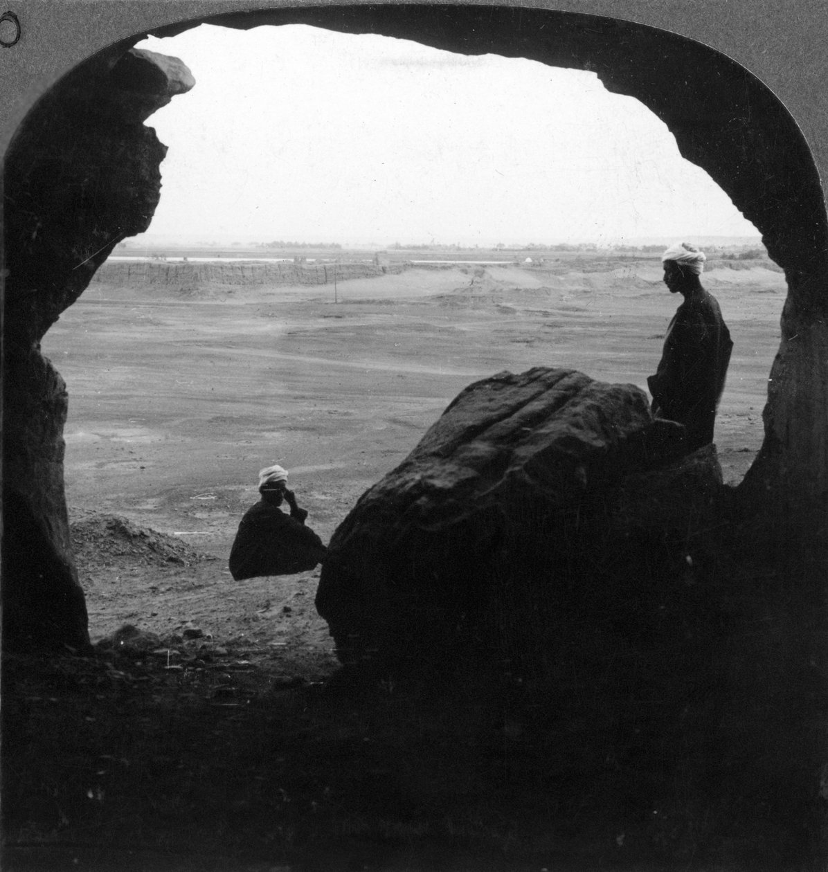 El Kabin muurien ympäröimä kaupunki kallioilla sijaitsevan haudan ovesta nähtynä Egyptissä, 1905. tekijältä Underwood and Underwood
