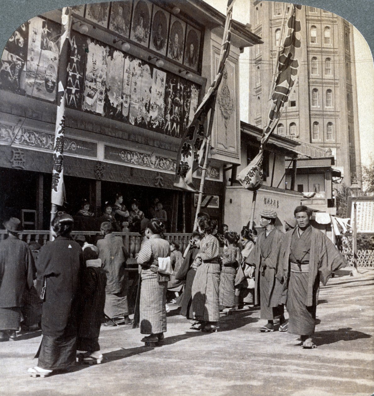 Katsomassa ilmaista esitystä Theatre Streetillä, katsomalla pohjoiseen Asakusa Toweriin, Tokioon, Japaniin, 1904 tekijältä Underwood and Underwood