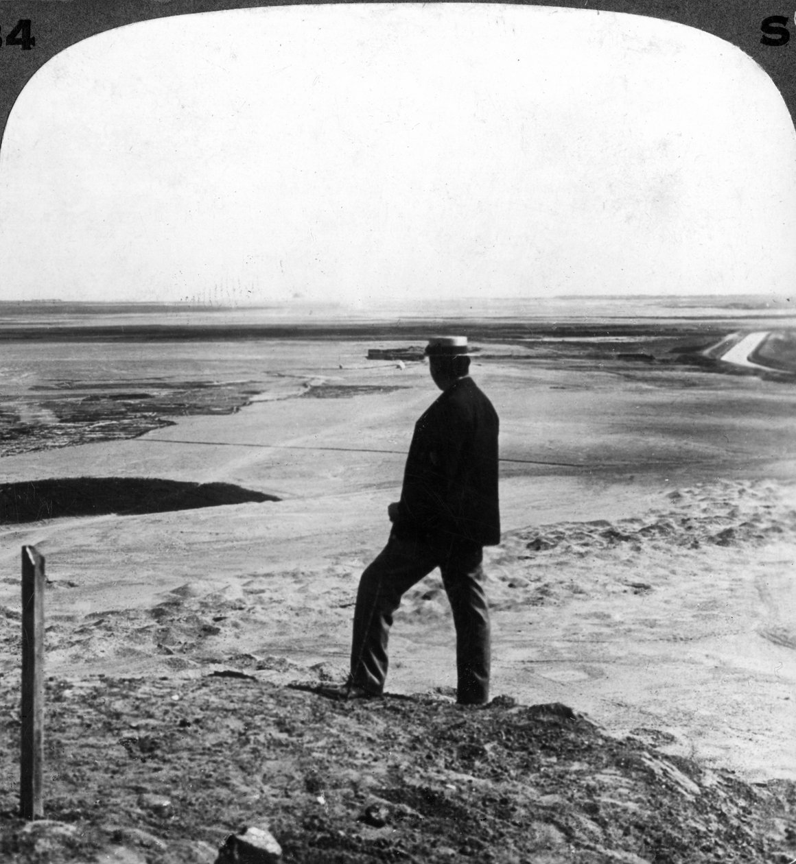 Hiekkapyörteen katselu Hawaran pyramidin huipulta Egyptistä, 1905. tekijältä Underwood and Underwood