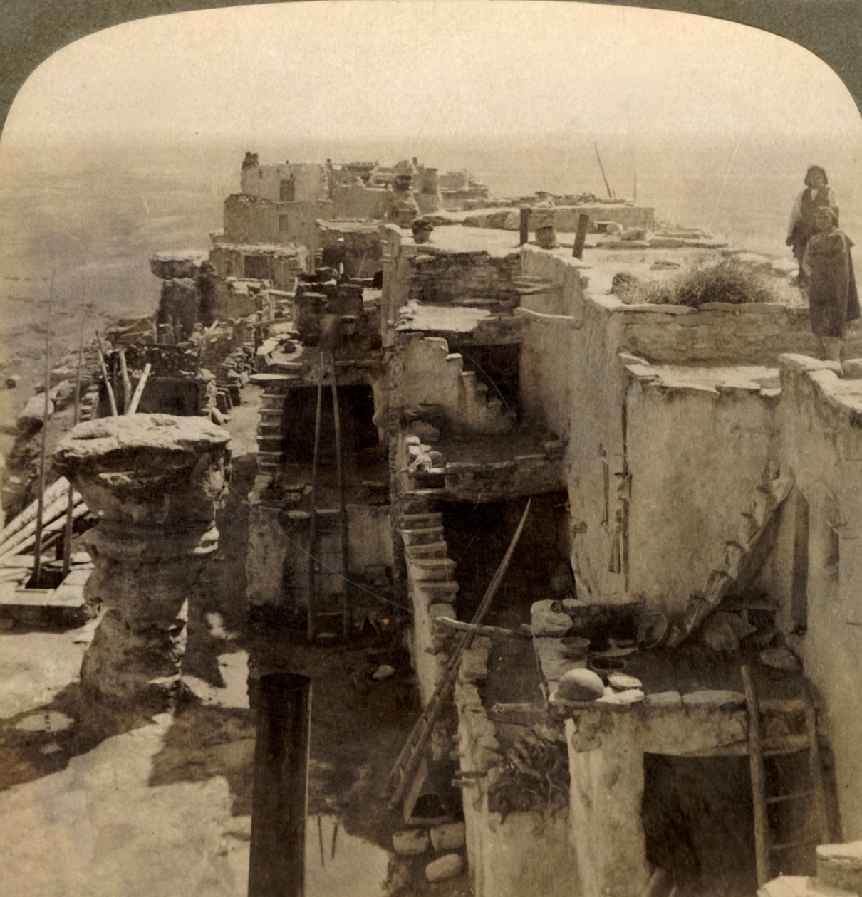 Wolpi...salaperäisen Moki-rodun Cliff Dwellersin pääpueblo, Arizona, U.S.A., 1901. tekijältä Underwood and Underwood