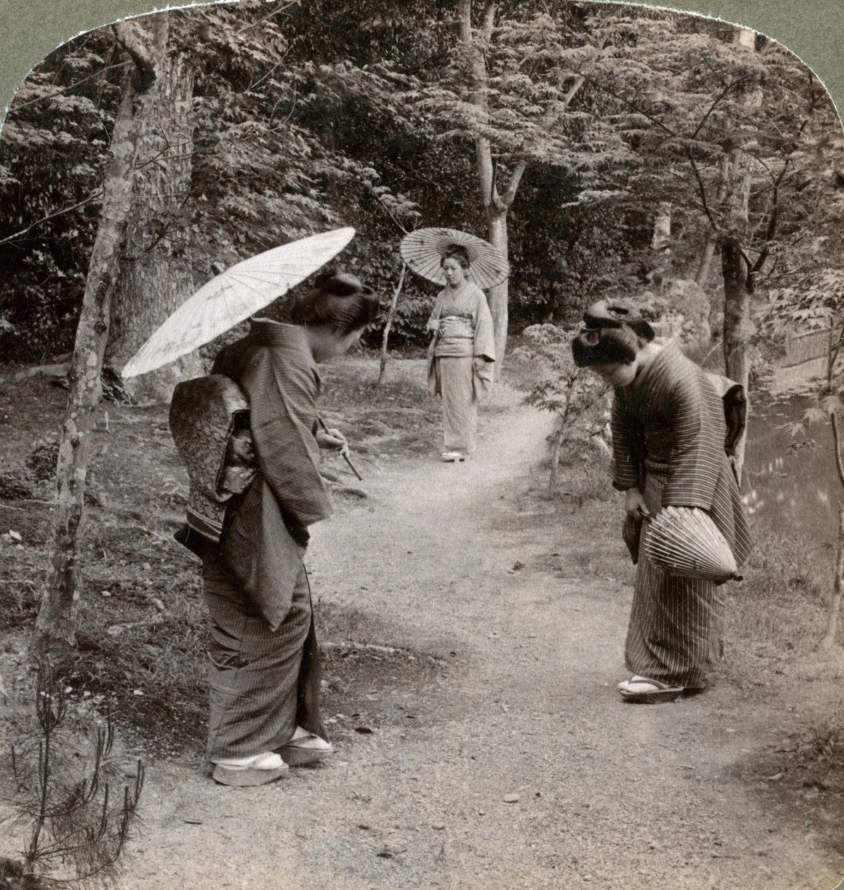 Naiset Kinkaku-ji-temppelin puutarhassa, Kiotossa, Japanissa, 1904. tekijältä Underwood and Underwood