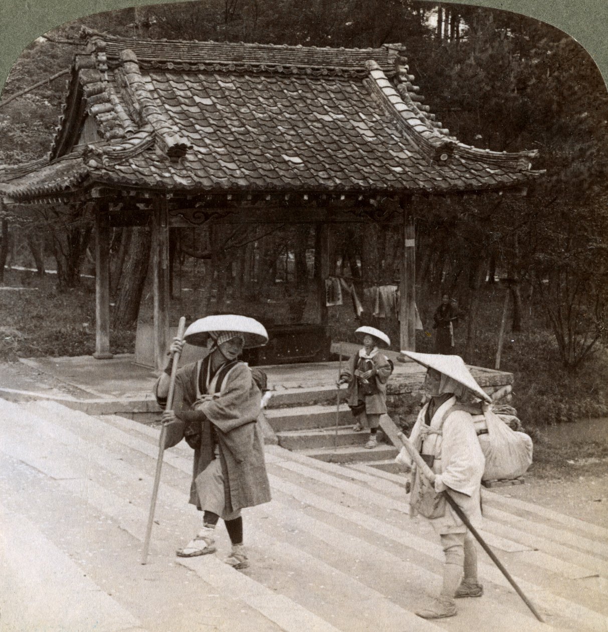 Women pilgrims on the steps of Omuro Gosho east, Kyoto, Japan, 1904 tekijältä Underwood and Underwood