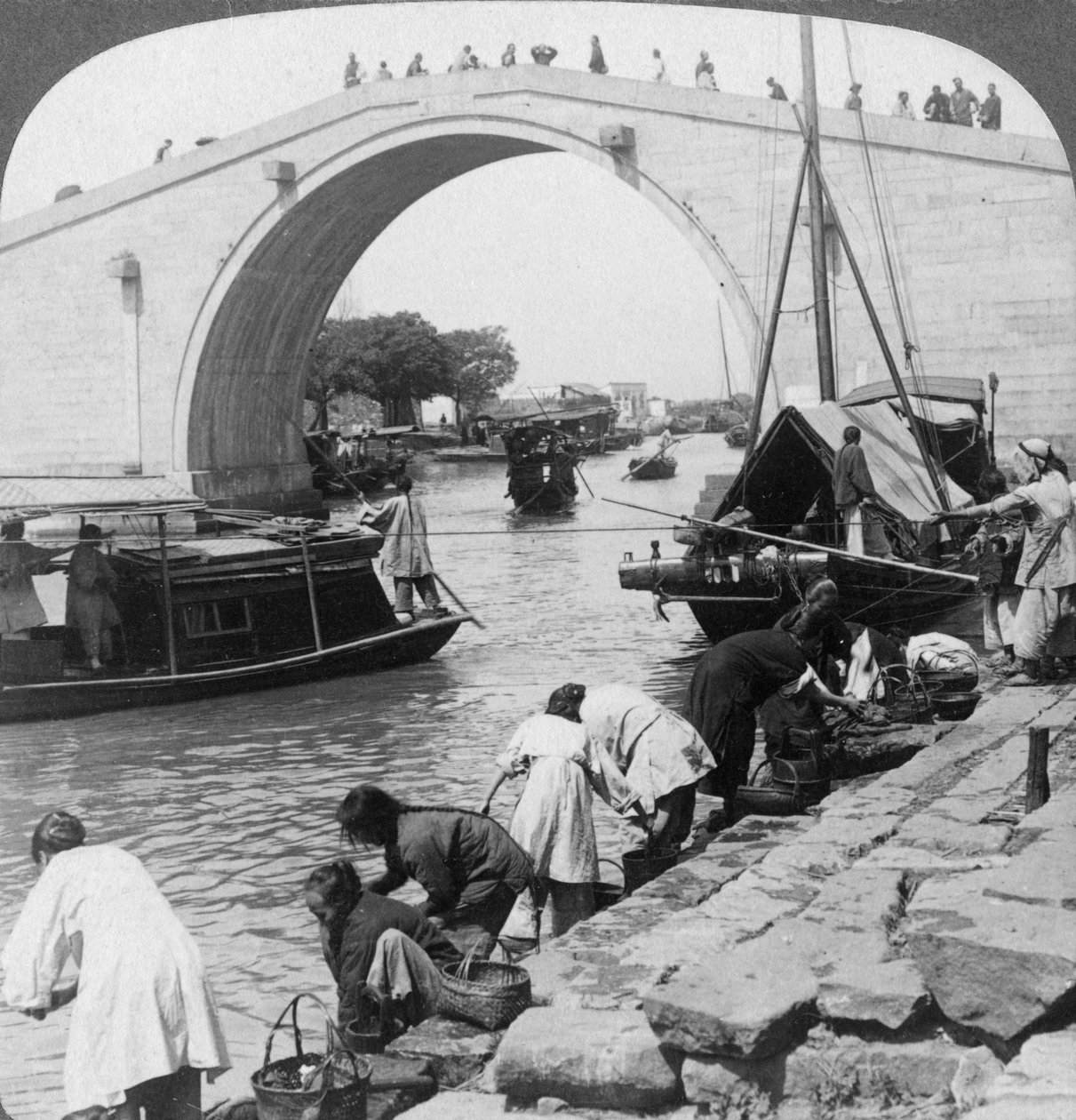 Woo Men Bridge ja Grand Imperial Canal, Soo-chow Suzhou, Kiina, 1900. tekijältä Underwood and Underwood