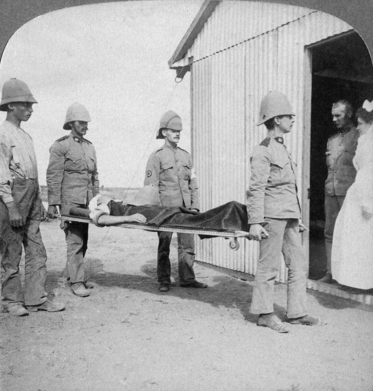 Haavoittunut fusilier buurien rohkean seison jälkeen lähellä Orange Riveria, Etelä-Afrikka, buurisota, 1900 tekijältä Underwood and Underwood