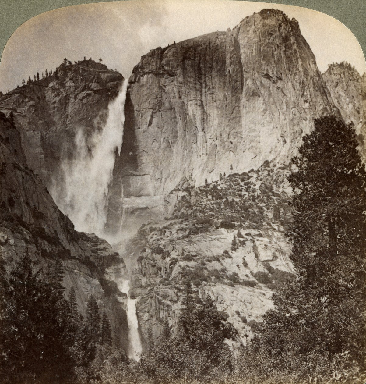 Yosemite Point ja tuulen puhaltamat Yosemite Falls, Yosemite Valley, Kalifornia, Yhdysvallat, 1902 tekijältä Underwood and Underwood