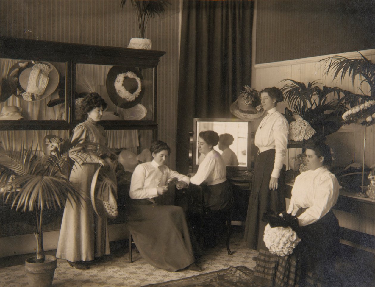 Viisi naista Millinery Shopissa tekijältä Unidentified