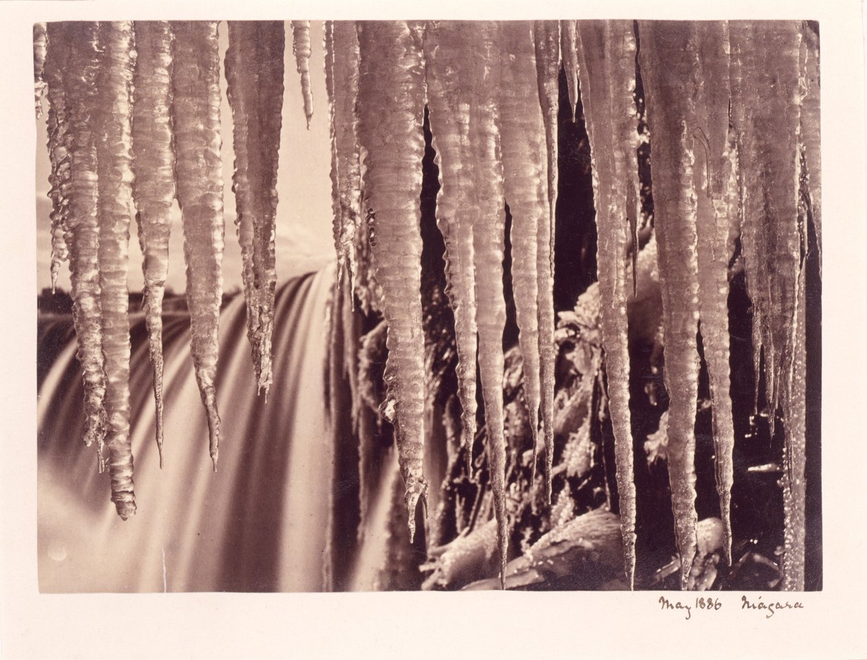 [Jääpuikot, Niagara] tekijältä Unidentified