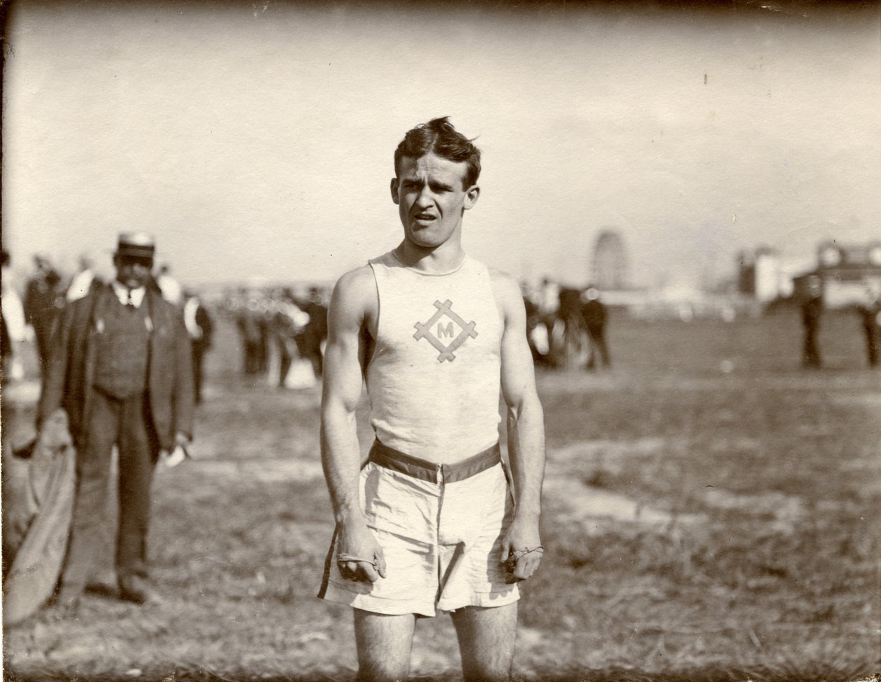 1904 olympialaiset- Archie Hahn, Milwaukee Athletic Club, 100 metrin viivan voittaja tekijältä Unknown
