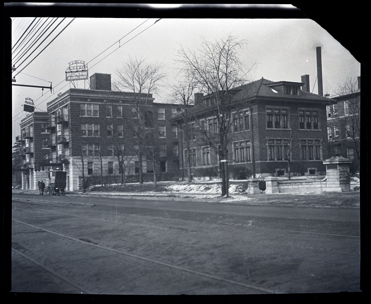 Harlan Court Apartments ja naapuritalo osoitteessa 5457 Delmar Boulevard tekijältä Unknown