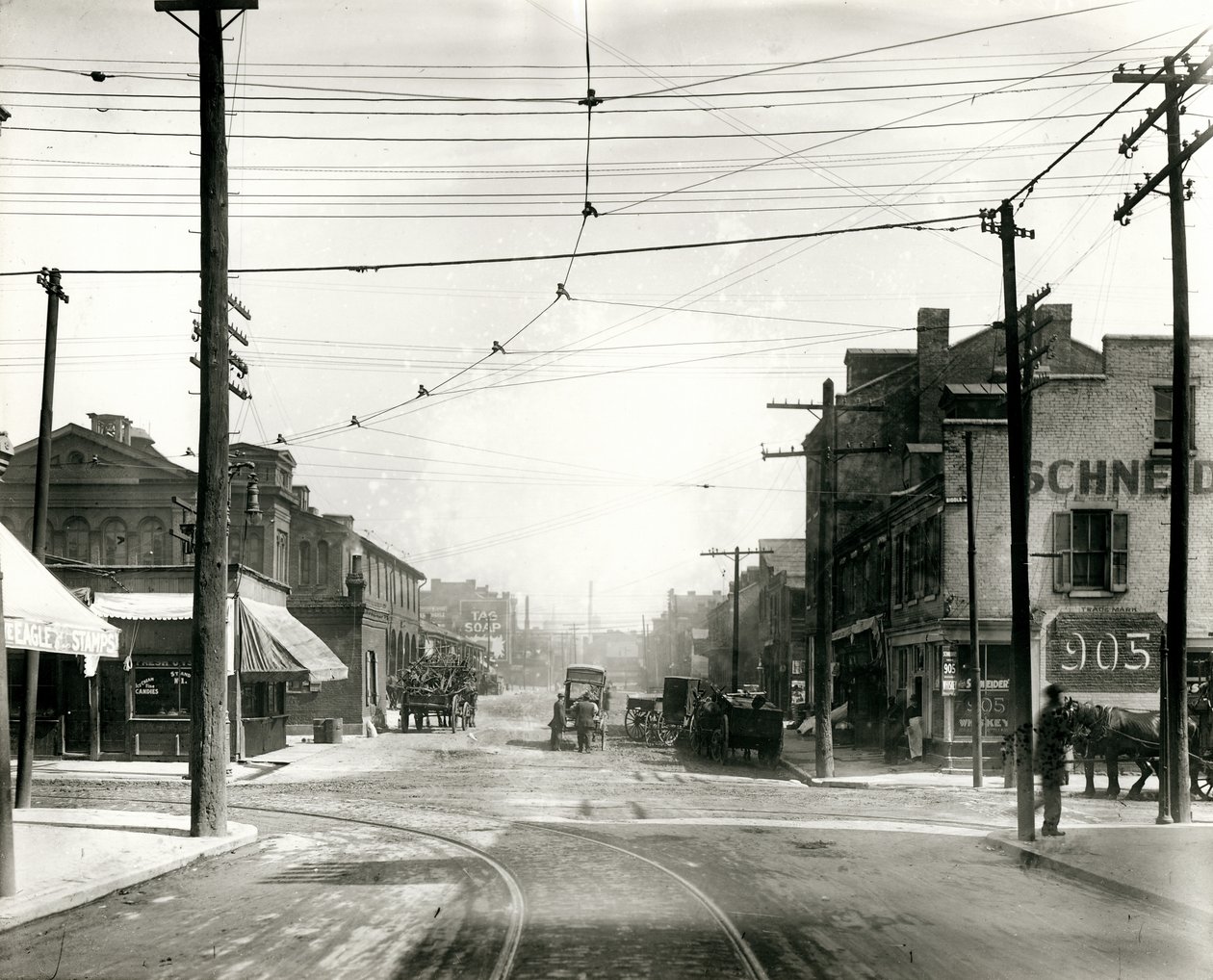 Biddle- ja Thirteenth Streets -katujen risteys pohjoiseen katsottuna tekijältä Unknown
