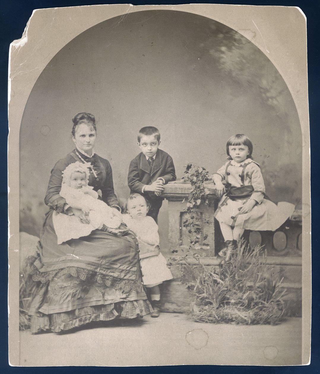 Kate Chopin poikiensa Frederick, George, Jean ja Oscar kanssa. tekijältä Unknown