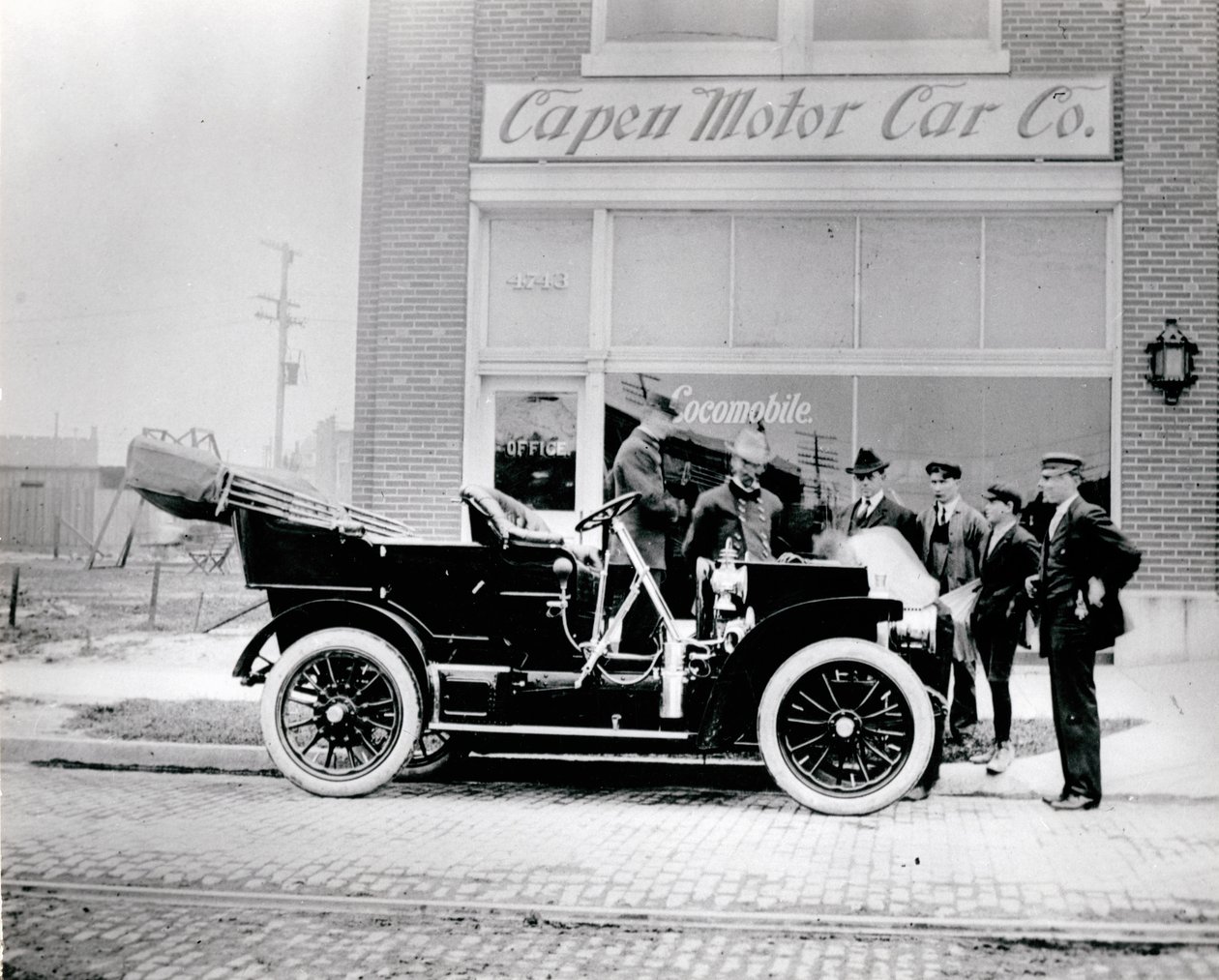Locomobile, 1907. (Capen Motor Car Companyn edessä, 4739-4743 McPherson Avenue). tekijältä Unknown