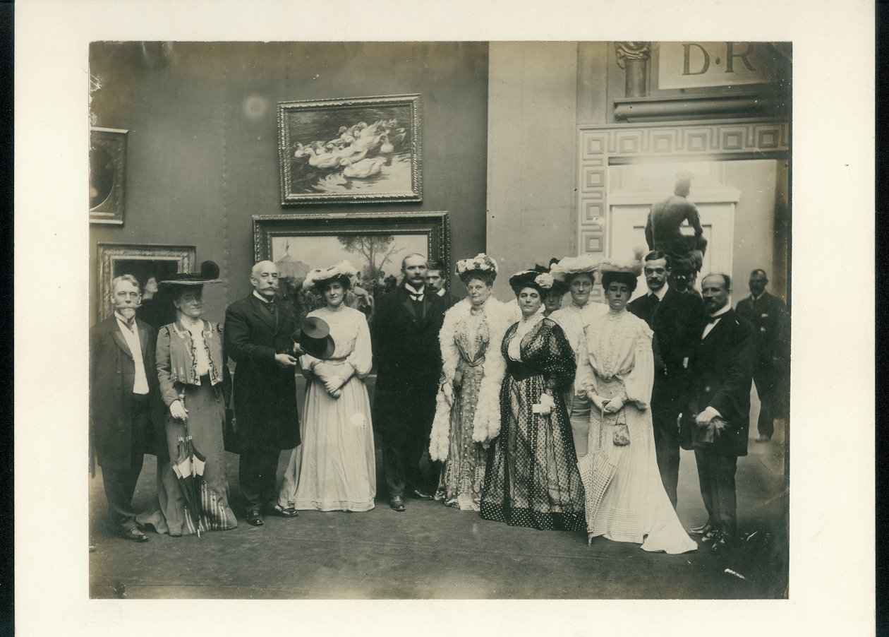 Taiteen palatsin vastaanottoryhmä, johon kuuluu Lady Mangersin hallituksen puheenjohtaja rouva Manning (kuudes vasemmalta) ja Florence Hayward (toinen vasemmalta) tekijältä Unknown