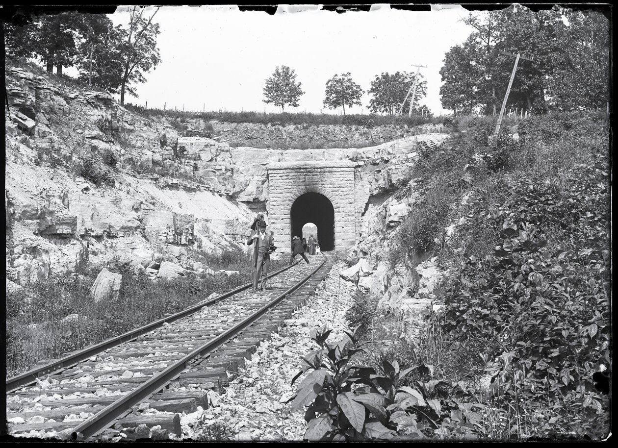 Valokuvaajat Meramecin ylängön tunnelin raiteilla tekijältä Unknown
