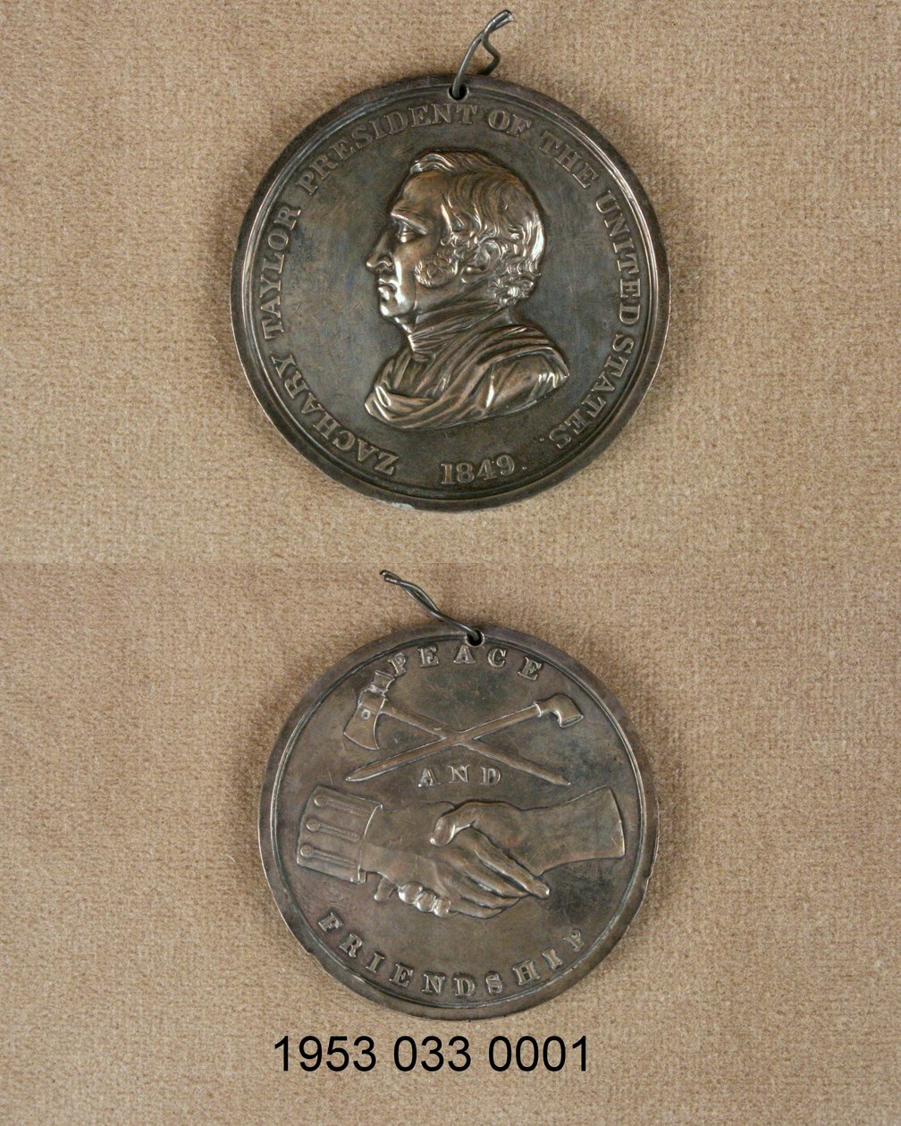 Hopean rauhanmitali/etupuolella on Zachary Taylorin rintakuva tekijältä Unknown