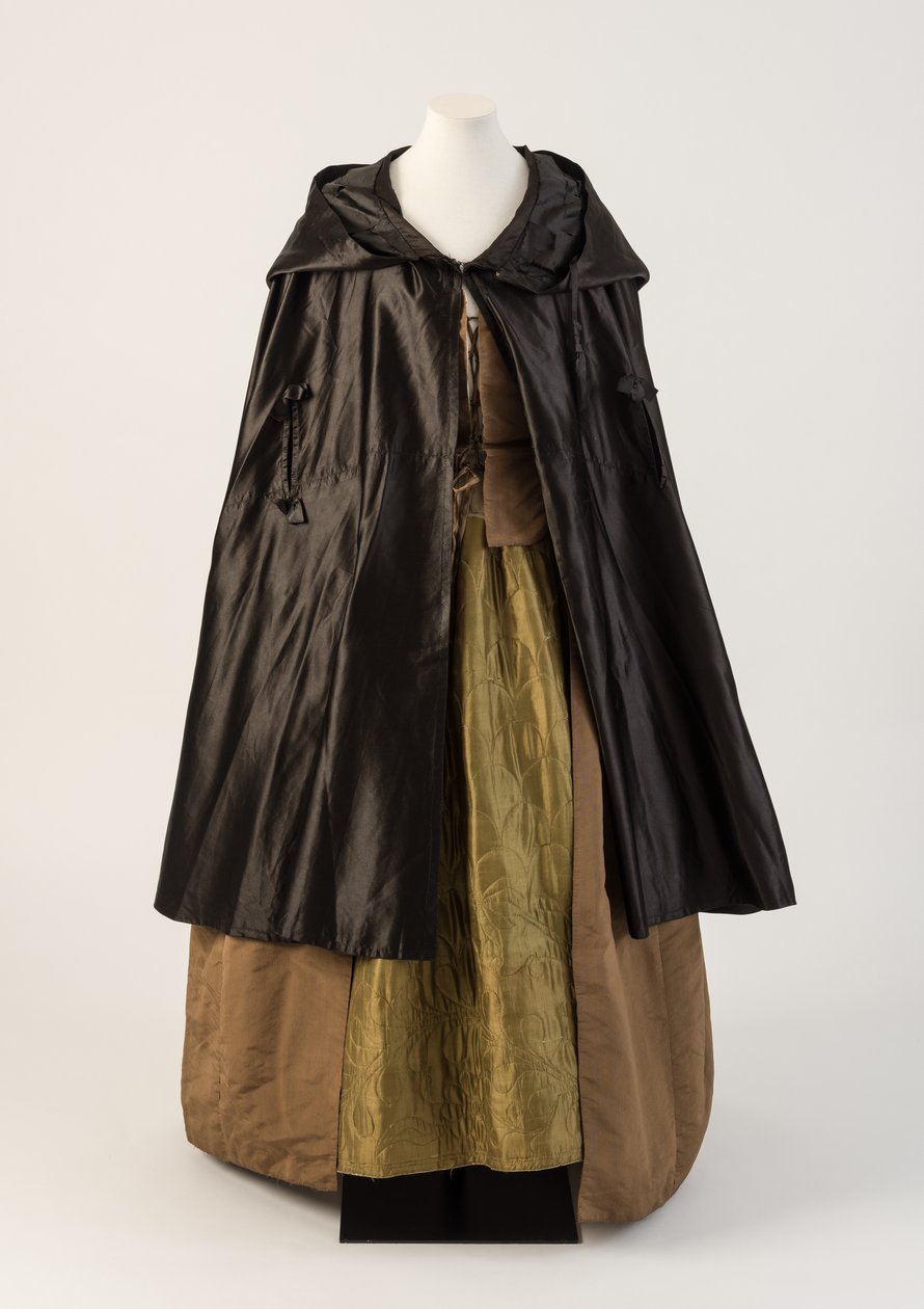 Musta silkkisatiiniviitta, käytetty oliivinvihreän silkkitikatun alushameen kanssa, 1760-luku (silkki) tekijältä Unbekannt Unbekannt