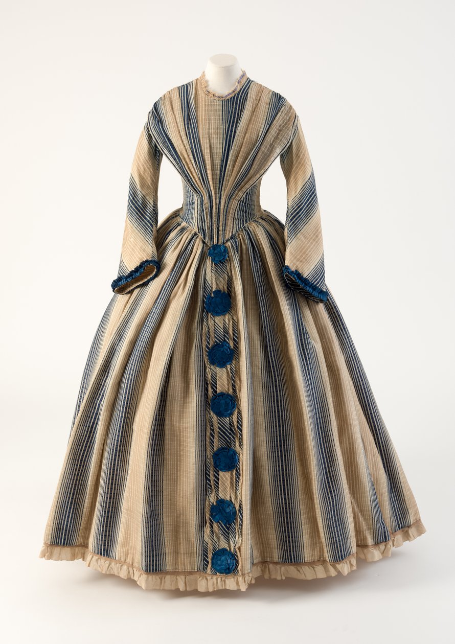Vaaleanruskea ja sininen raidallinen villaharsomekko sinisillä pom-pomilla, 1840-luku (villaa) tekijältä Unbekannt Unbekannt