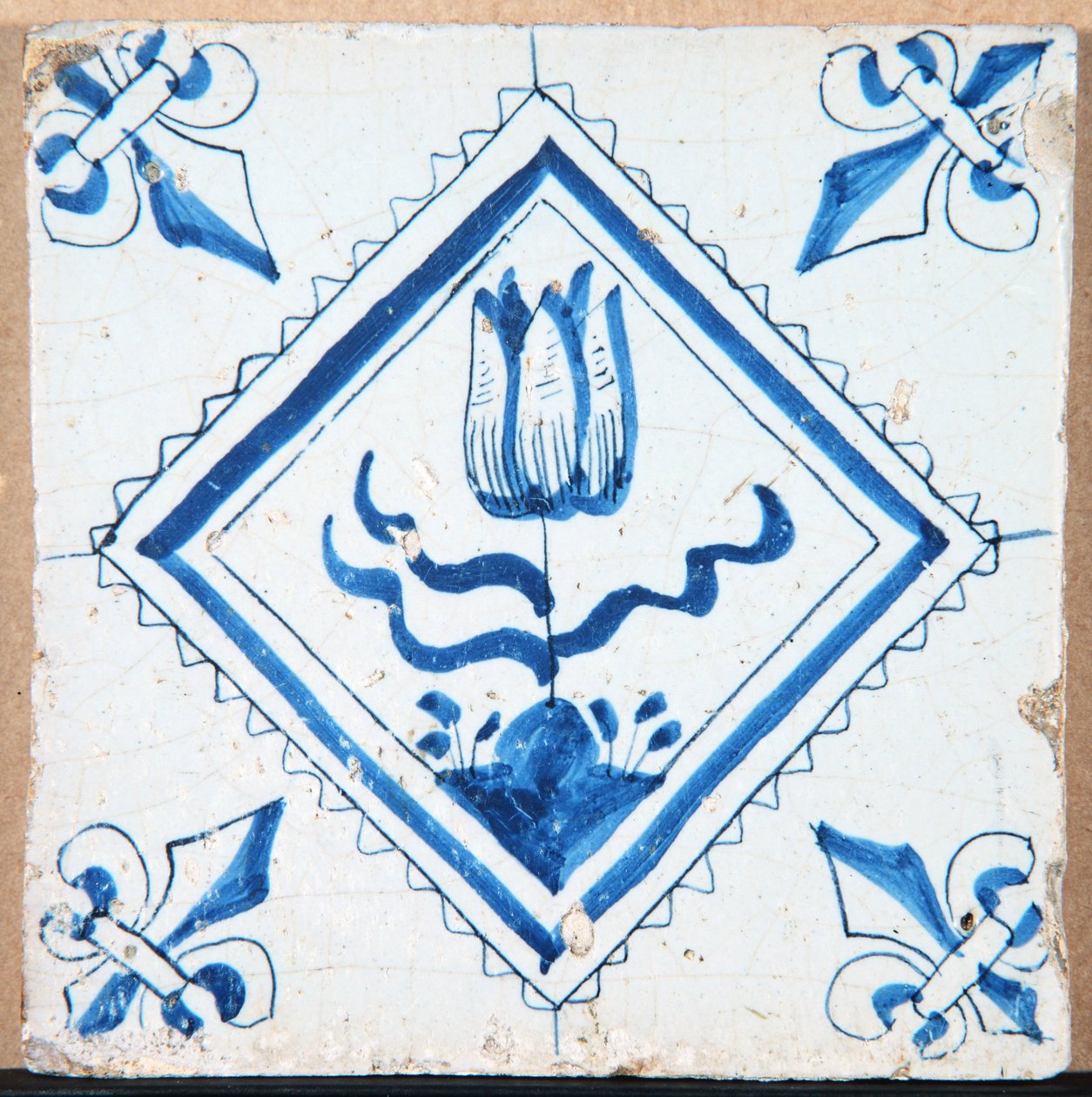 Tulppaani timantissa (fleur-de-lis kulmat) 1620-50 (keraaminen) tekijältä Unbekannt Unbekannt