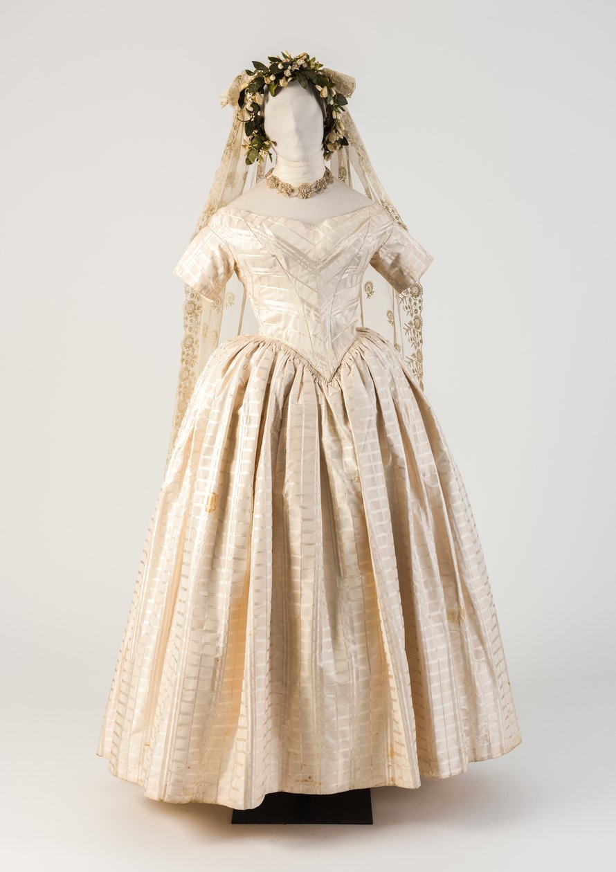 Valkoinen kudottu silkkihäämekko, kirjailtu verkkopitsihunnu, 1840-luku (silkki & pitsi) tekijältä Unbekannt Unbekannt