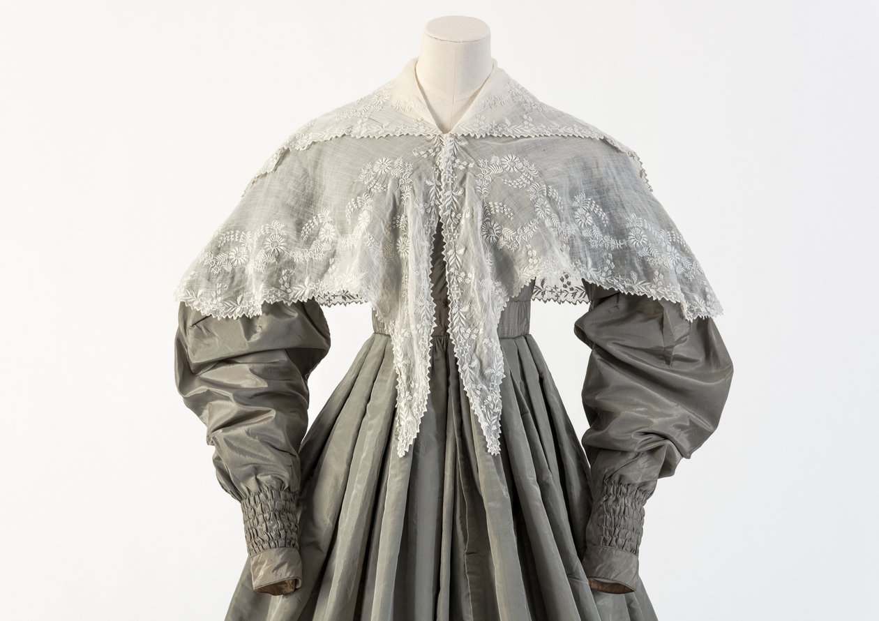 Valkokangaskirjailtu kaulus, 1830-luku (pitsi ja silkki). tekijältä Unbekannt Unbekannt