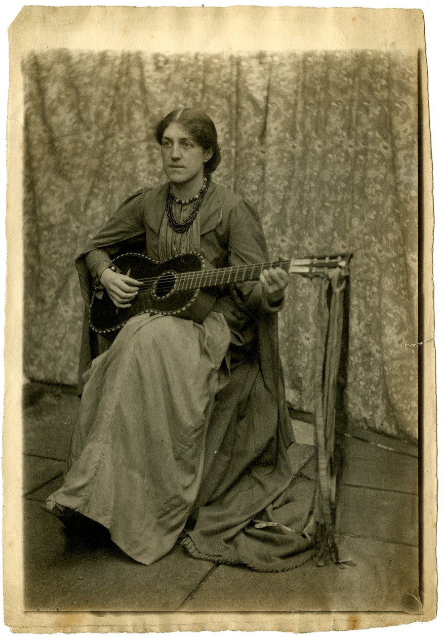 May Morris kitaran kanssa, n. 1886 (seepiakuva) tekijältä Unknown